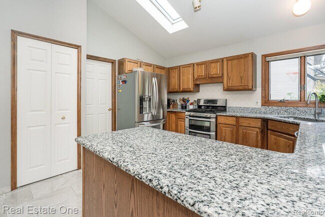 Building Photo - 1574 Devonshire Dr