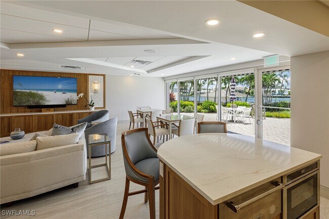 Building Photo - 250 Park Shore Dr