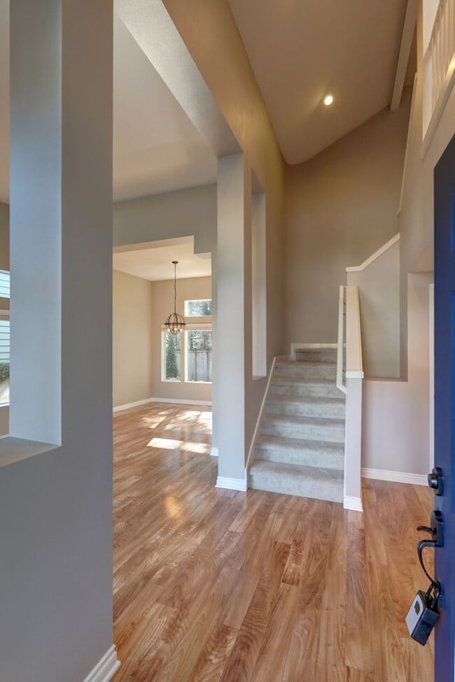 Building Photo - Beautiful 3bd, 2.5ba Home in Klahanie Avai...