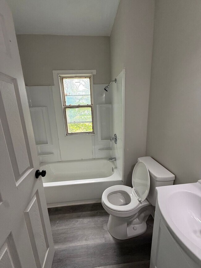 Building Photo - 4bd Single Section 8 *1/2 OFF SECURITY DEPOSIT SPECIAL*
