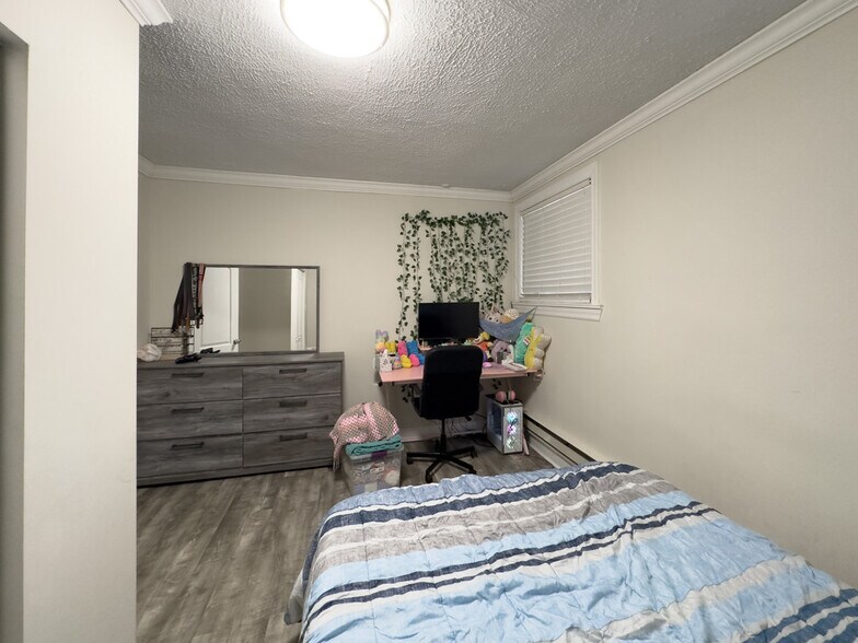 Building Photo - 325 Kedzie St