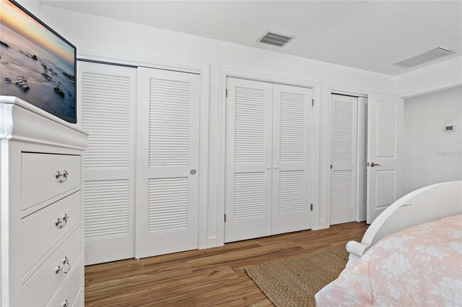 Building Photo - 10124 Yacht Club Dr
