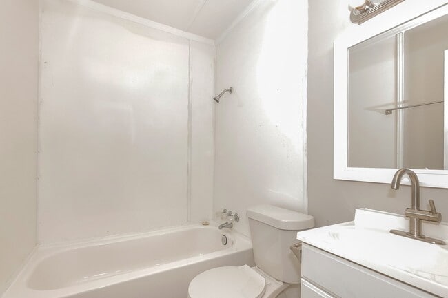 Building Photo - 129 Royal Ct