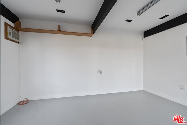 Building Photo - 1404 Oak Grove Dr