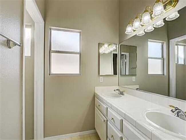 Building Photo - Beautiful single story home