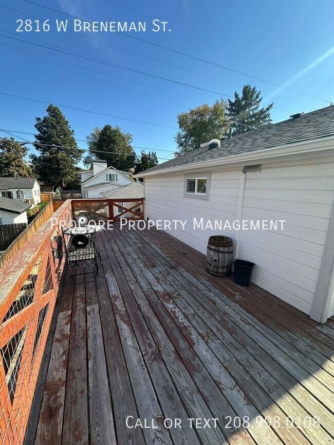 Building Photo - Charming Upper Unit Studio – Fully Furnished Above Garage | $1,195.00 | Near Downtown