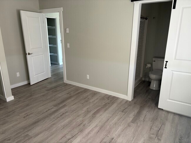 Building Photo - 682 Elm Ave