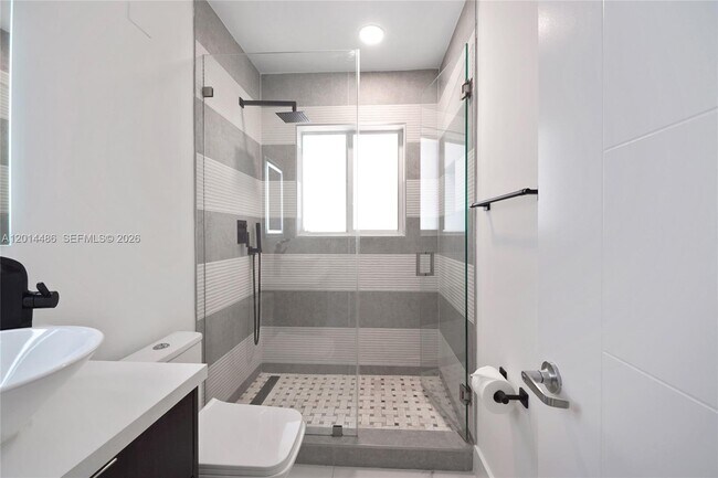 Building Photo - 711 Sunset Dr