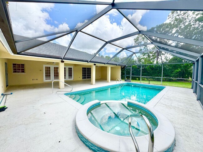 Building Photo - ** BERKSHIRE LAKES ** 3 BED + DEN / 2.5 BA...