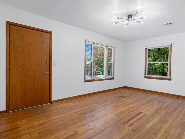 Building Photo - 426 S Ponca Ave