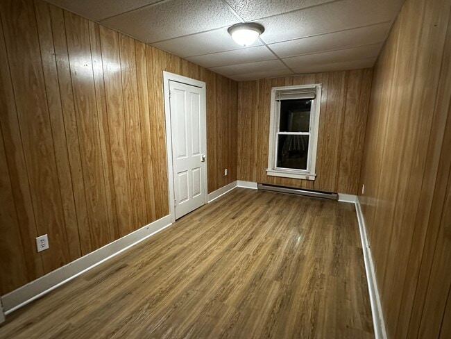 Building Photo - 408 S Queen St