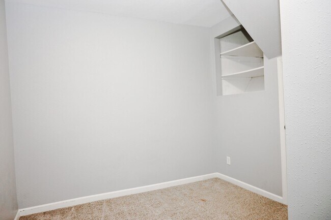 Building Photo - 95 4th Ave S