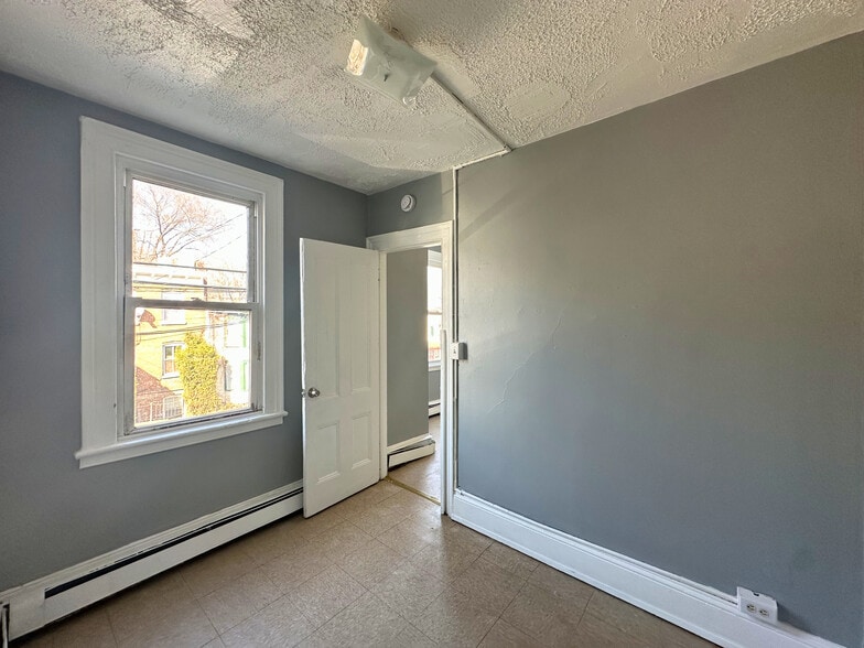 Building Photo - 61 Hasbrouck St