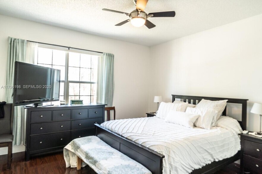 Building Photo - 1999 Madeira Dr