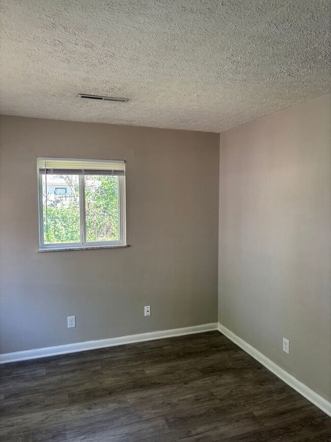 Building Photo - Comfortable Living in a Cozy 2-Bedroom Dup...