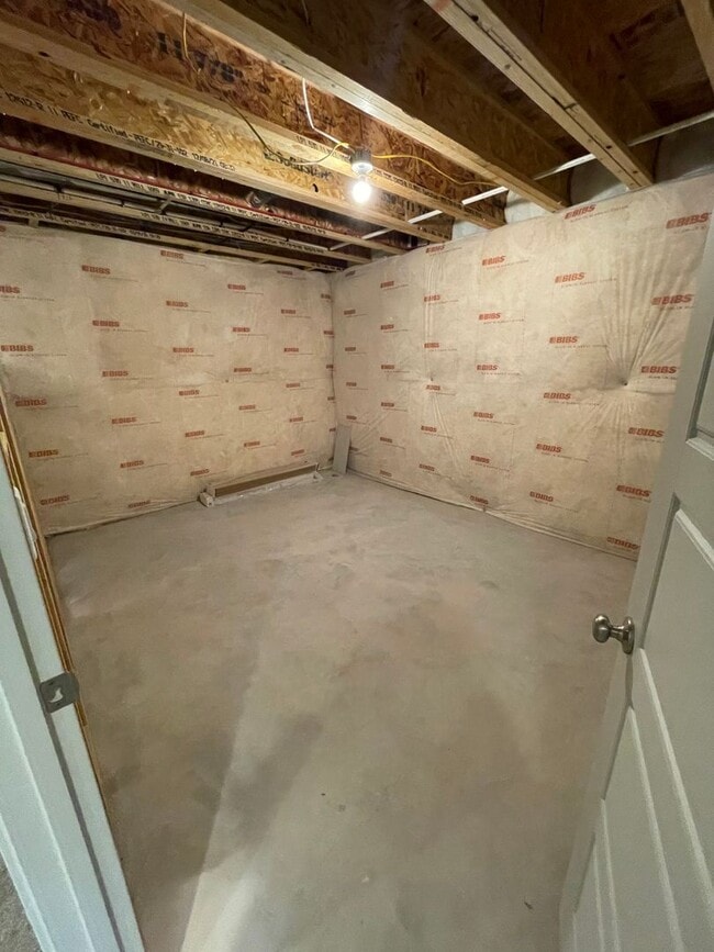 Building Photo - Modern home!