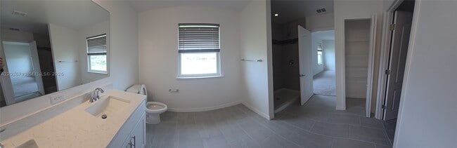 Building Photo - 10500 SW Vasari Way