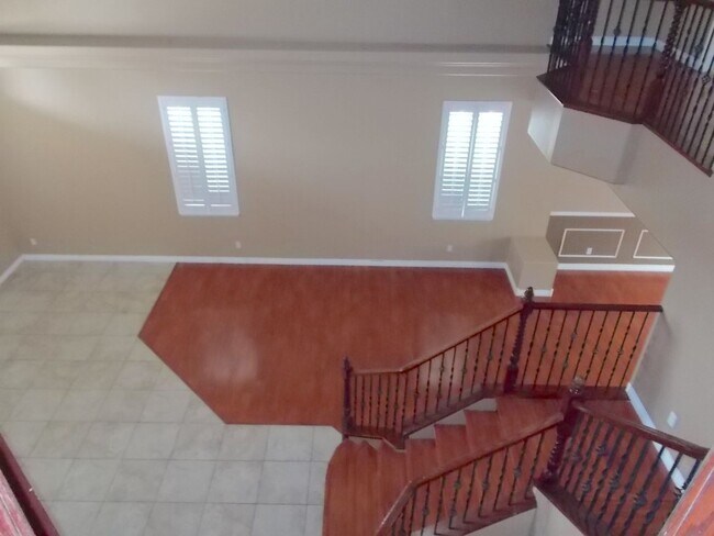 Building Photo - Beautiful 4BR Home with Pool, Loft, and 3-...
