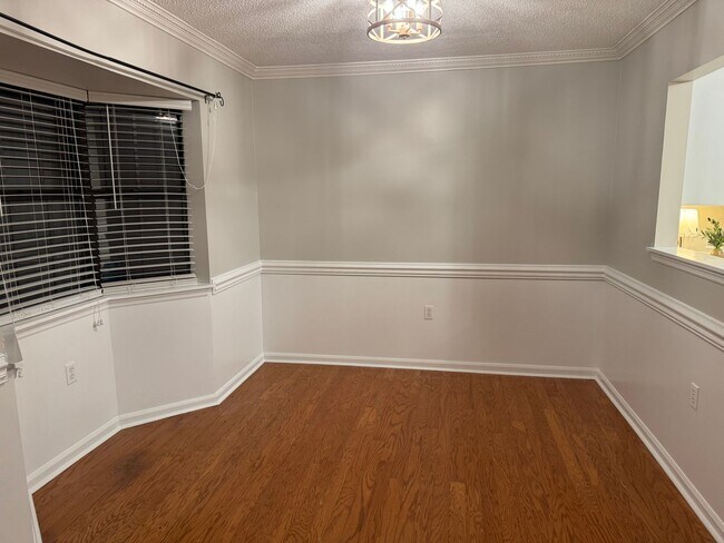 Building Photo - 2 bedroom Townhouse