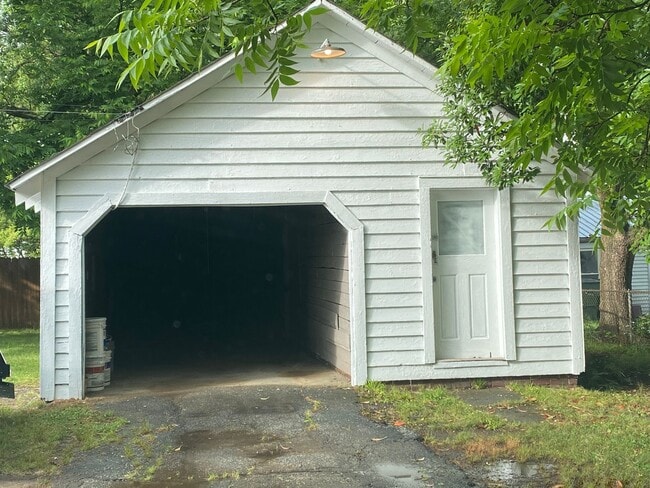 Building Photo - 4 Bedroom 2 bath home with garage in beautiful downtown Graham!