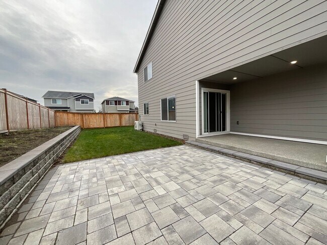 Building Photo - Beautiful 4 Bedroom, 2.5 Bath Home Availab...