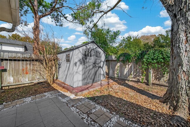 Building Photo - 11414 Meadow Lake Dr