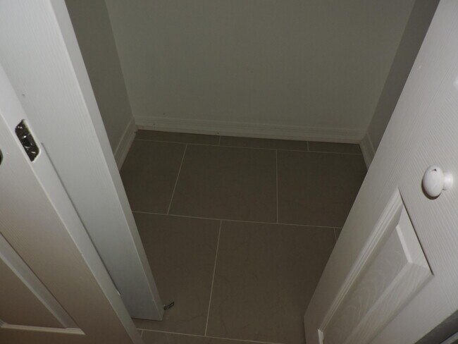 Building Photo - 4905 Midtown Ln