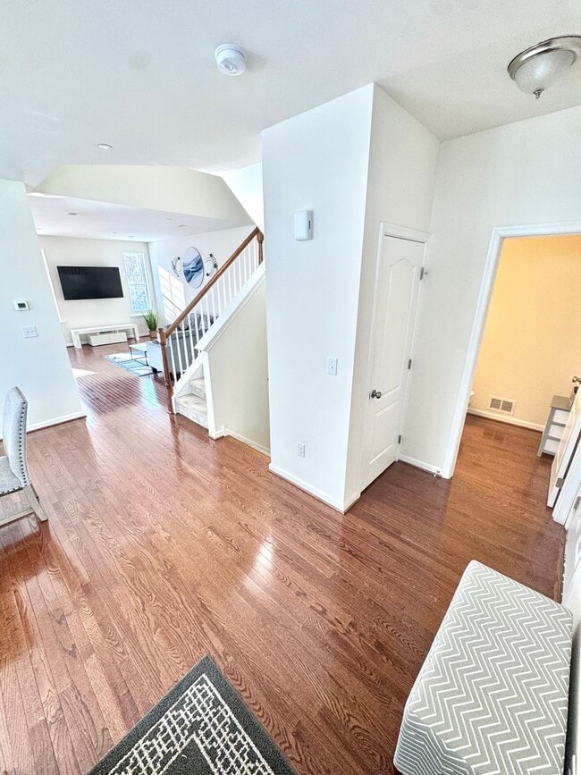 Building Photo - THREE BEDROOM TOWNHOME- PARKLAND SCHOOLS!