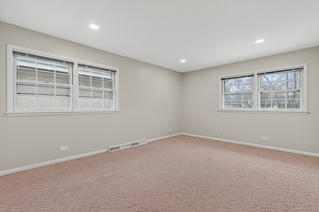 Building Photo - 7245 N Kostner Ave