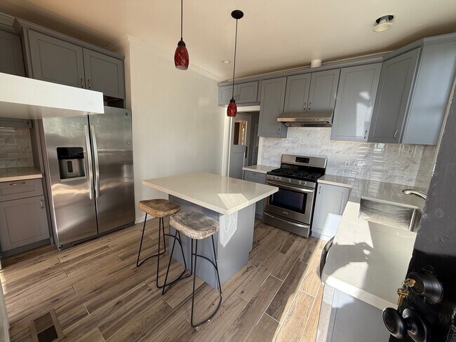 Building Photo - 102 Oakmont Ave