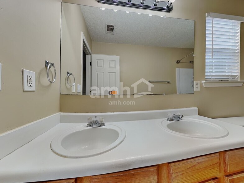 Building Photo - 5029 Kens Ct