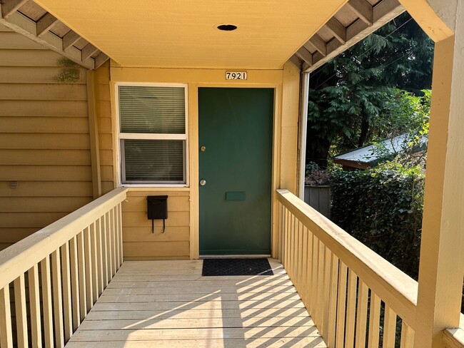 Building Photo - South Tabor 3 Bedroom 1.5 Bath Duplex Unit...