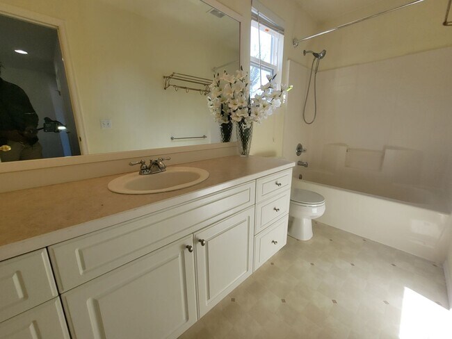 Building Photo - Charming Sammamish Home | 3 Bed + 2.5 Bath
