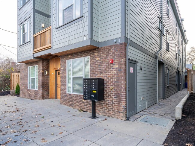 Primary Photo - 424 NE Stafford St