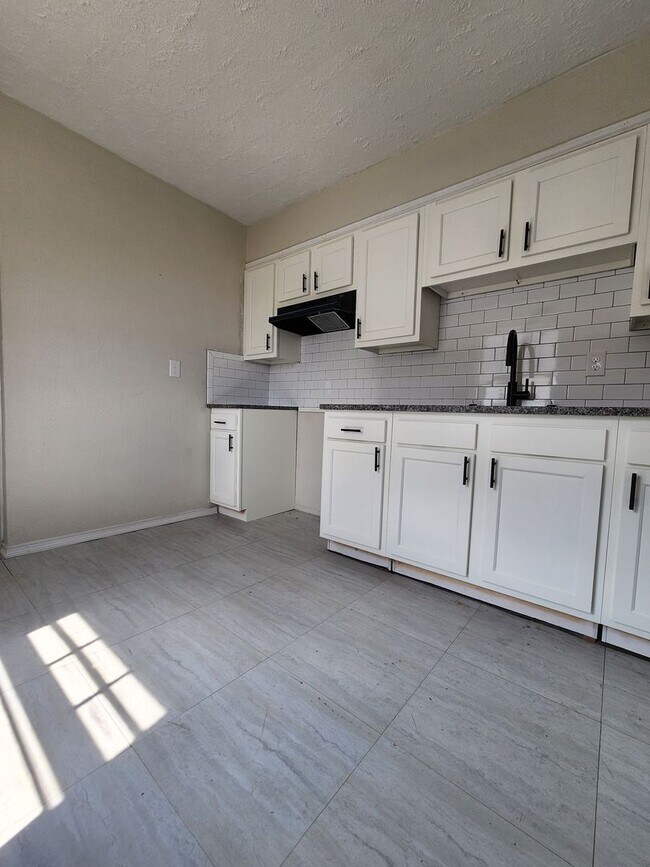 Building Photo - Beautifully Updated 2BR Home w/ Modern Finishes & Basement – South Linden