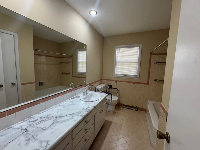 Building Photo - Spacious 1/2 Duplex in Great Waldo Area