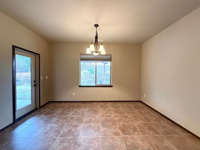 Building Photo - 4 bed 2 Bath off Keene