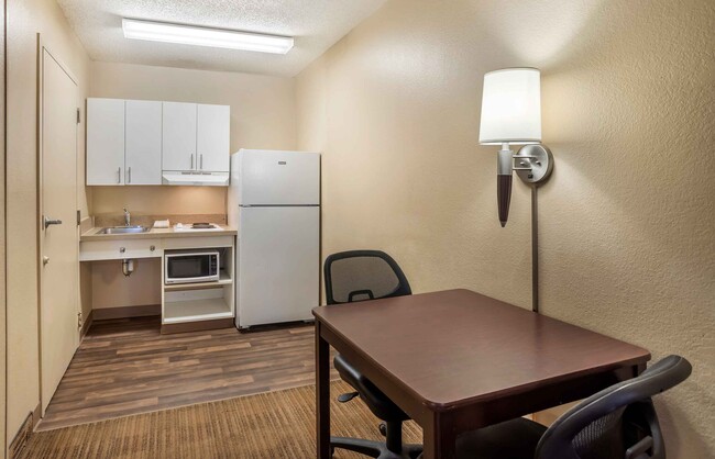 Building Photo - Furnished Studio-Fresno - North