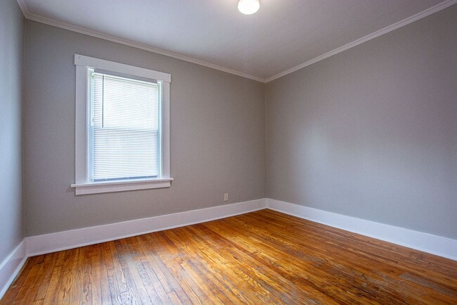 Building Photo - 2 Bedroom / 1 Bath Duplex with Garage in Askarben!