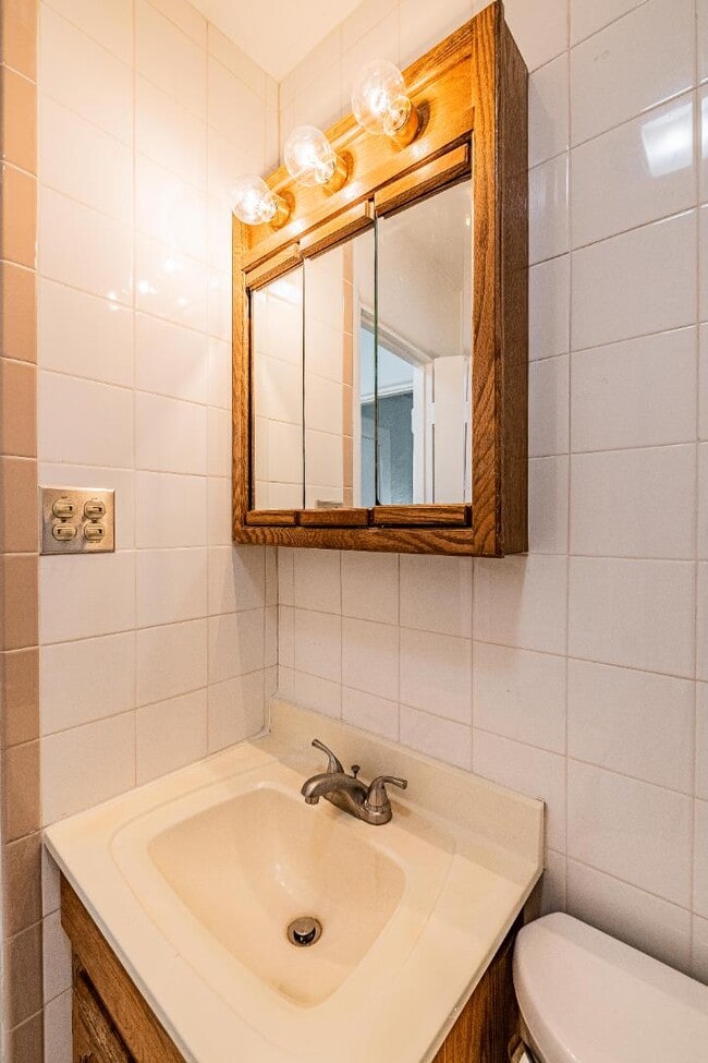 Building Photo - 624 Adams St NE