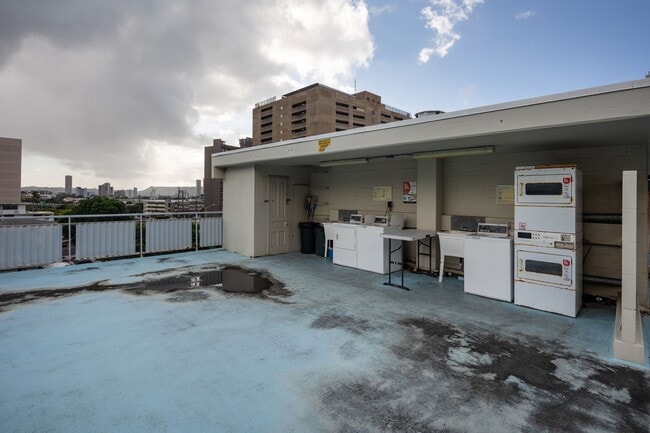 Building Photo - Available now! Prime location Studio with Parking!