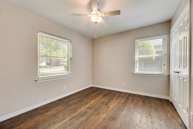 Building Photo - Gorgeous 2 Bed, 2 Bath Lochwood Home!
