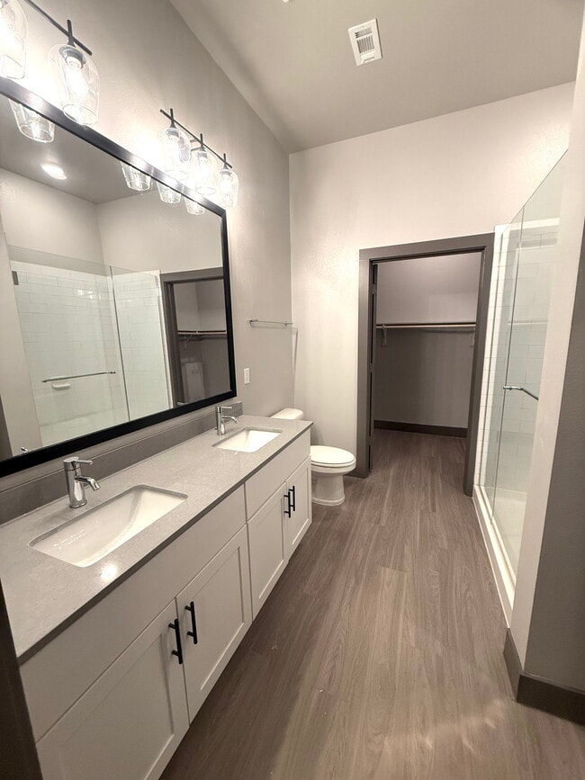 Building Photo - 400 W 5th St