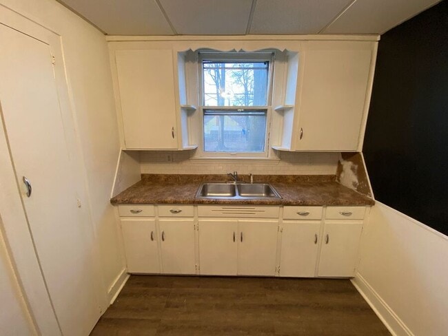 Building Photo - 124 Cadillac-