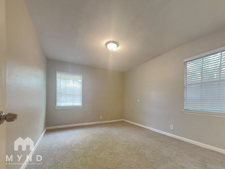 Building Photo - 1010 N Meadows Dr