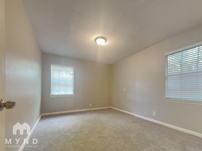 Building Photo - 1010 N Meadows Dr