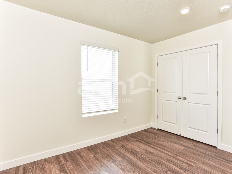 Building Photo - 1142 E Caitlyn St