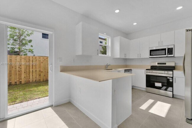 Building Photo - 2558 SE 27th Dr