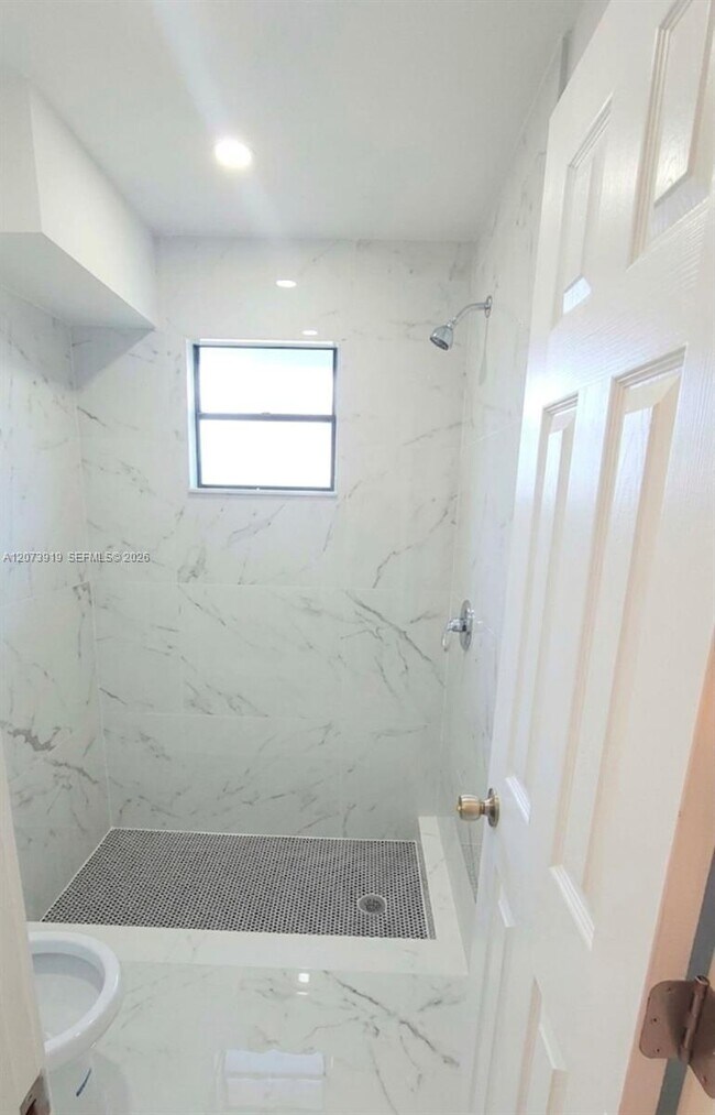 Building Photo - 333 NE Greenbrier Ave