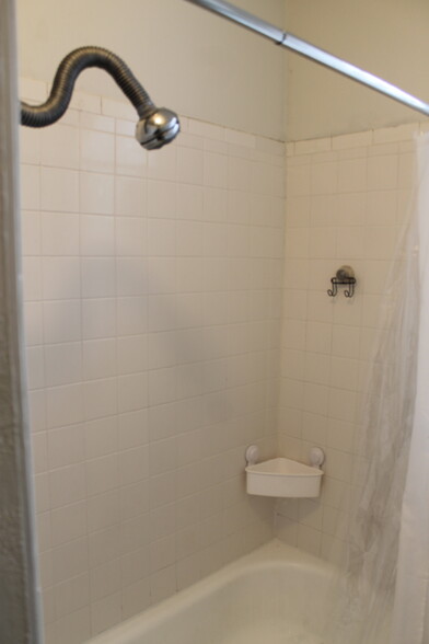 Shower - 2928 Hooker St